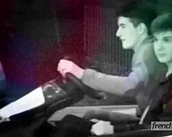 Två söta twinks i vild utomhusaction