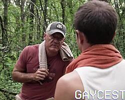 Вау, мишићави тата лупа младића жестоко на планинарењу!