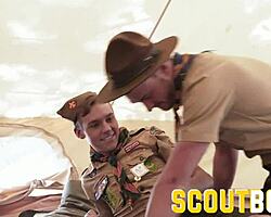 Вау, сексуальные скауты парни дерутся и ебутся без презика в палатке!