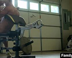 Můj malý 18+ nevlastní brácha vypadá teď tak horký. Nemůžu odolat jeho těsnému tělu a tomu obřímu ptáku!