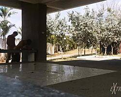 Twinks bareback nära fotbollsplan med vänner utomhus lek