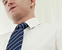 Hé, nézd ezt a cuki twinket, ahogy hatalmasat élvez!