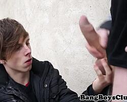 Hej, chcesz zobaczyć euro twinka ruchanego bareback na zewnątrz z bliska?