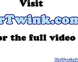 एशियन डॉक्टर हॉस्पिटल में मरीज को चख रहा है