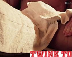 Budak Twink Comel 18+ Kongkek Batang Gergasi Daddy Otot Dalam Sauna Panas. Tengok Twinktop.net Untuk Lebih!