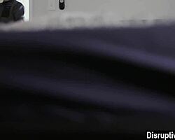 Момче губи девствеността си с приятел на татко