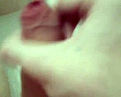 Молодой гей дрочит соло в приватной спальне