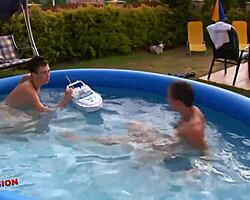 Ej, hočeš videt sveže mlade 18+ twinkse v trdem bareback seksu skupaj?