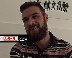 Styvsonson blir spitroastad rå av pojkvän och björn styvpappa.