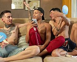 Za scénou mladík Ed Oliveira v hlbokom hrdle interracial trojke