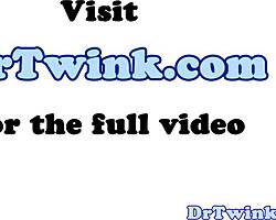 Aziatische dokter doet intense anale spelletjes met strak twink kontje