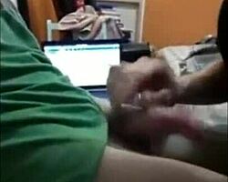 Môj kamoš tvrdo maká, aby mi vyprázdnil vtáka v spálni zblízka POV