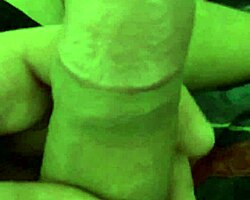 minha rola dura no banheiro enquanto me masturbo com tesão