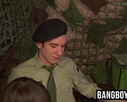 Армейский чувак жёстко трахает твинка в зад