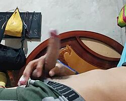 رجل ساخن يدق زبه الكبير قوي في توينك