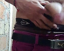 Bărbat scoțând pula groasă pentru masturbare intensă