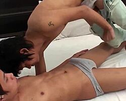 अरे, देखो ये एशियन ट्विंक Poi और Non बेयरबैकिंग के साथ वाइल्ड हो रहे हैं 😈