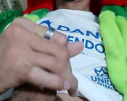 בחור צעיר מקועקע סוטר על הזין הטוב שלו תוך כדי אוננות פרועה בסולו