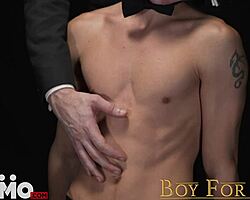 Boyforsale - млади момци служе татицама у сировој оргији групњаку без кондома