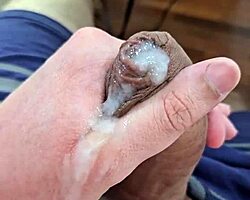 邻居展示他异域风情的自制独奏动作