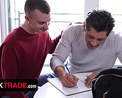 義理息子ベンジャミン・ブルーとライアン・ジェイコブスがパーティー入場のため義父を満足させる