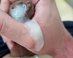 तीव्र सोलो एक्शन के साथ कई बार झड़ते हुए मास्टरबेशन