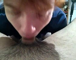 Любопитен червенокос туинк дава домашно смучене на камера