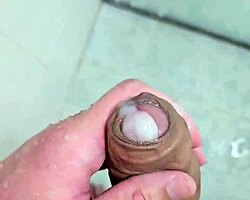 Junger süßer Twink genießt dampfenden Solo-Duschmoment