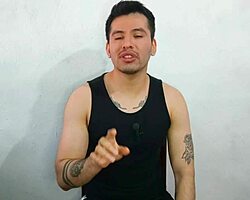 Аматерски твинк смело тражи жустру оралну на огромном дебелом монструозном курцу од пријатељевог стрица