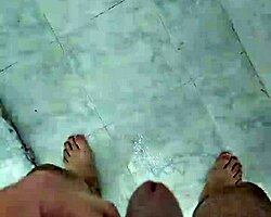 صادفت هذا الرجل الغريب يتبول في الحمام، ساخن جدا!