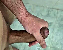 Onanerar riktigt nice i duschen