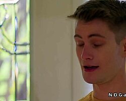 Podcaster nyalja és keményen megdugja a fiatal 18+ rajongóját, amíg el nem élveznek