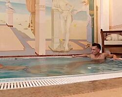 Minets partagent des moments tendres dans une scène d’amour à plusieurs