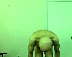 เกย์นิวเดิสมือเปล่าออกกำลังกายบนชายหาด ทำให้เหงื่อไหลและแข็งตัว ว้าว! 😅