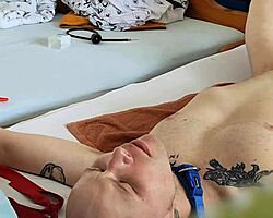 Svázaný twink, chceš zkusit teabag na koule a šlapání nohou?