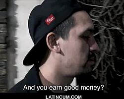 בחור לטינו ספרדי חובב סטרייט מקבל כסף לזיין טווינק גיי גולמי. גבר, לא ציפיתי לזה!