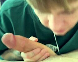 Mec, j'ai invité un étudiant pour une pipe juteuse gay !