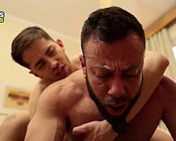 Geile klant neukt personal trainer tijdens workout in de gym... zo heet! 😈