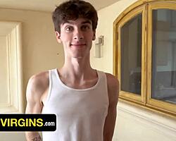 Srčkan twink lovi svojo prvo izkušnjo s step-očkom