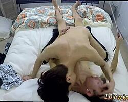 Nu mă satur de acești doi băieți excitați care se joacă pe cameră.