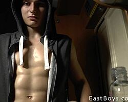 카라반 보이즈 머슬 마사지, 딜런이 귀여운 크로스드레싱 POV로