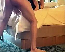 Çift gay Asyalı amatörler yakışıklı bareback pompalama yapıyor ham güçle