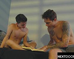 टैटू वाले मसल गाय ने कॉलेज ट्विंक रूममेट को कड़क रेल किया