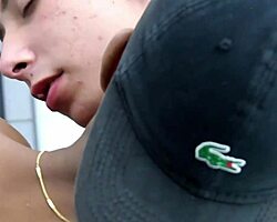 नोविन्हो डोटाडो बस स्टॉप पर हार्ड बैंगिंग करते पकड़ा गया.