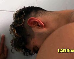 Crashpad wird zur Arsch-Zahlung für sexy Latino