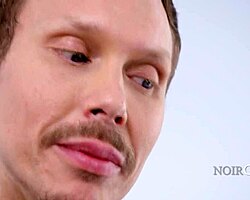 Черный жеребец с большим членом мнет и трахает парня глубоко