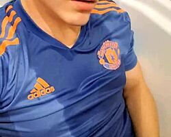 Cowok imut, kenapa kencing di muka dan cum?