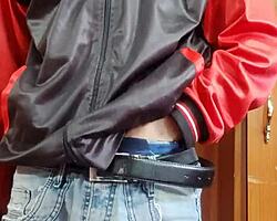 Почти ме хванаха да си бия чекия в хола