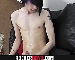 Rocker Boyz - Emo twink drka ogromen neobrezan kurac