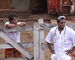 可爱晒黑嫩仔在马厩被兽医干屁股